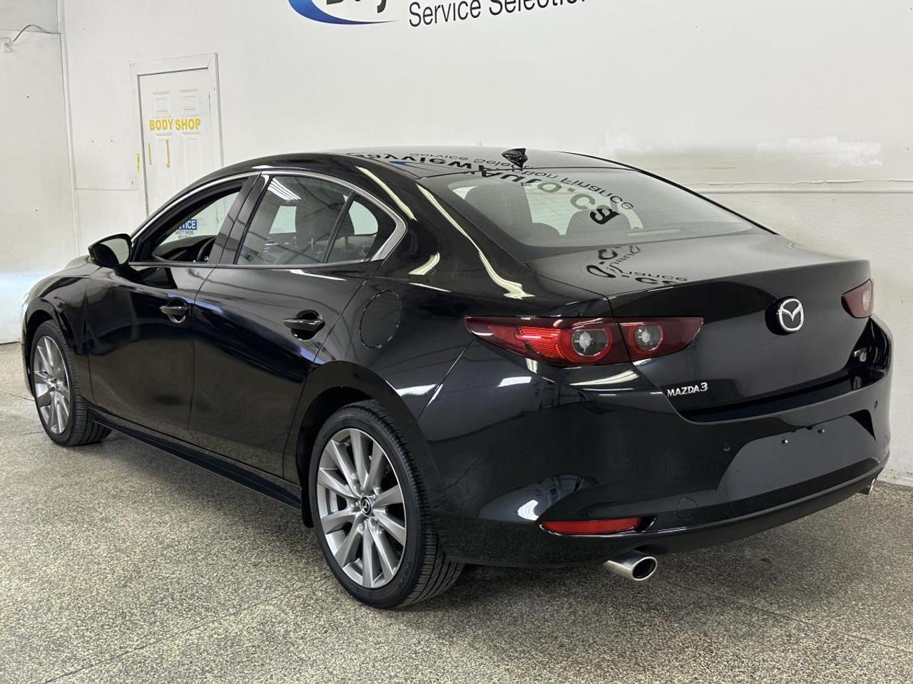 2025 Mazda MAZDA3 GT/AUTO/LEATHER/ROOF/NAVI/BLACK ON BLACK! Photo