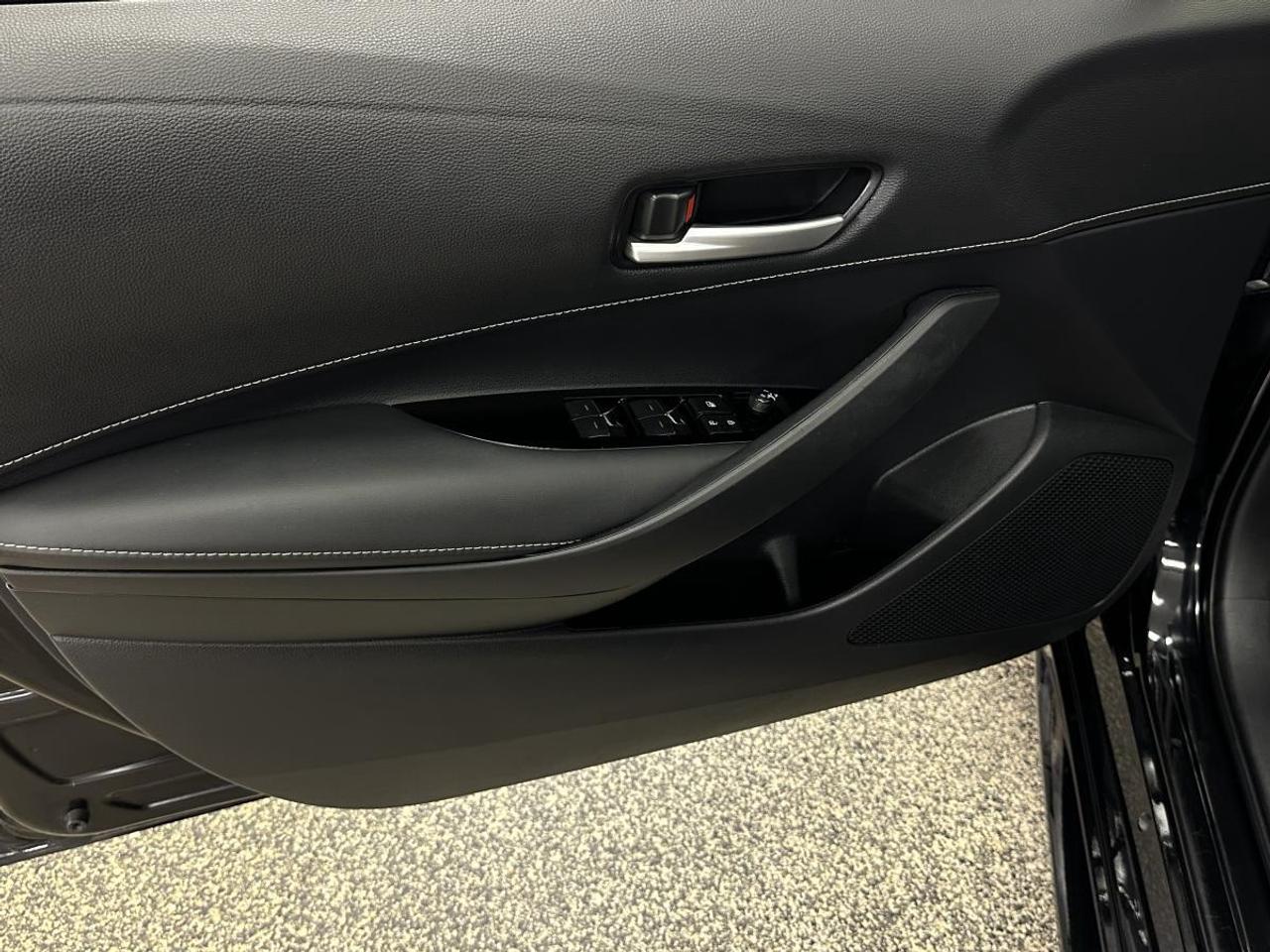 2025 Toyota Corolla Hatchback SE/AUTO/AC/POWER GROUP/BLACK! Photo
