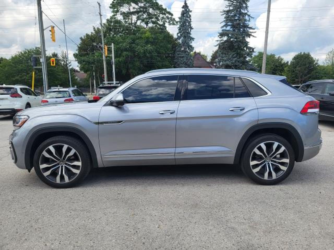 2020 Volkswagen Atlas Cross Sport R-LINE Photo2