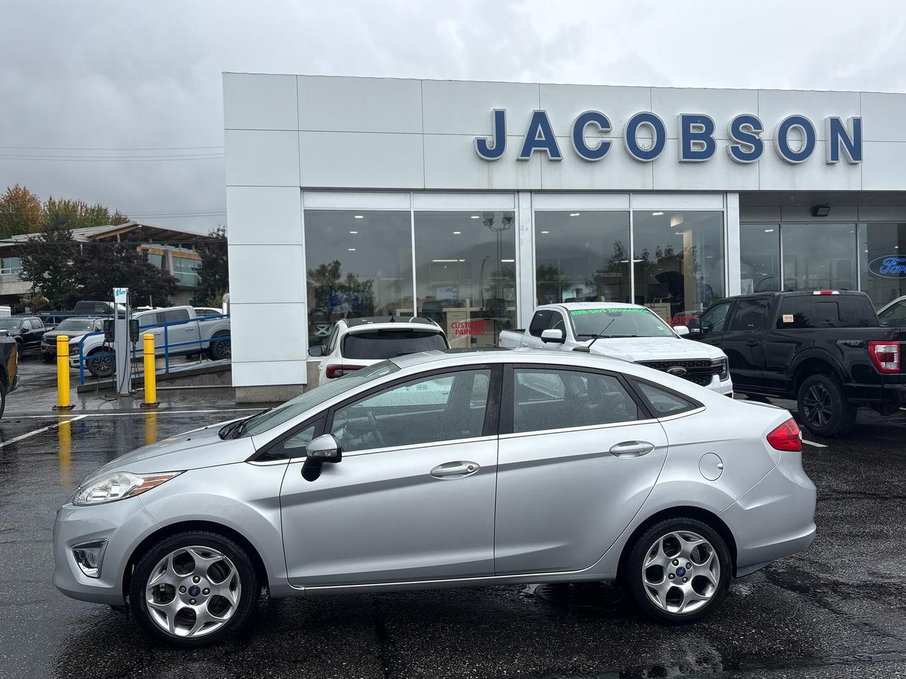 2012 Ford Fiesta SEL Photo1
