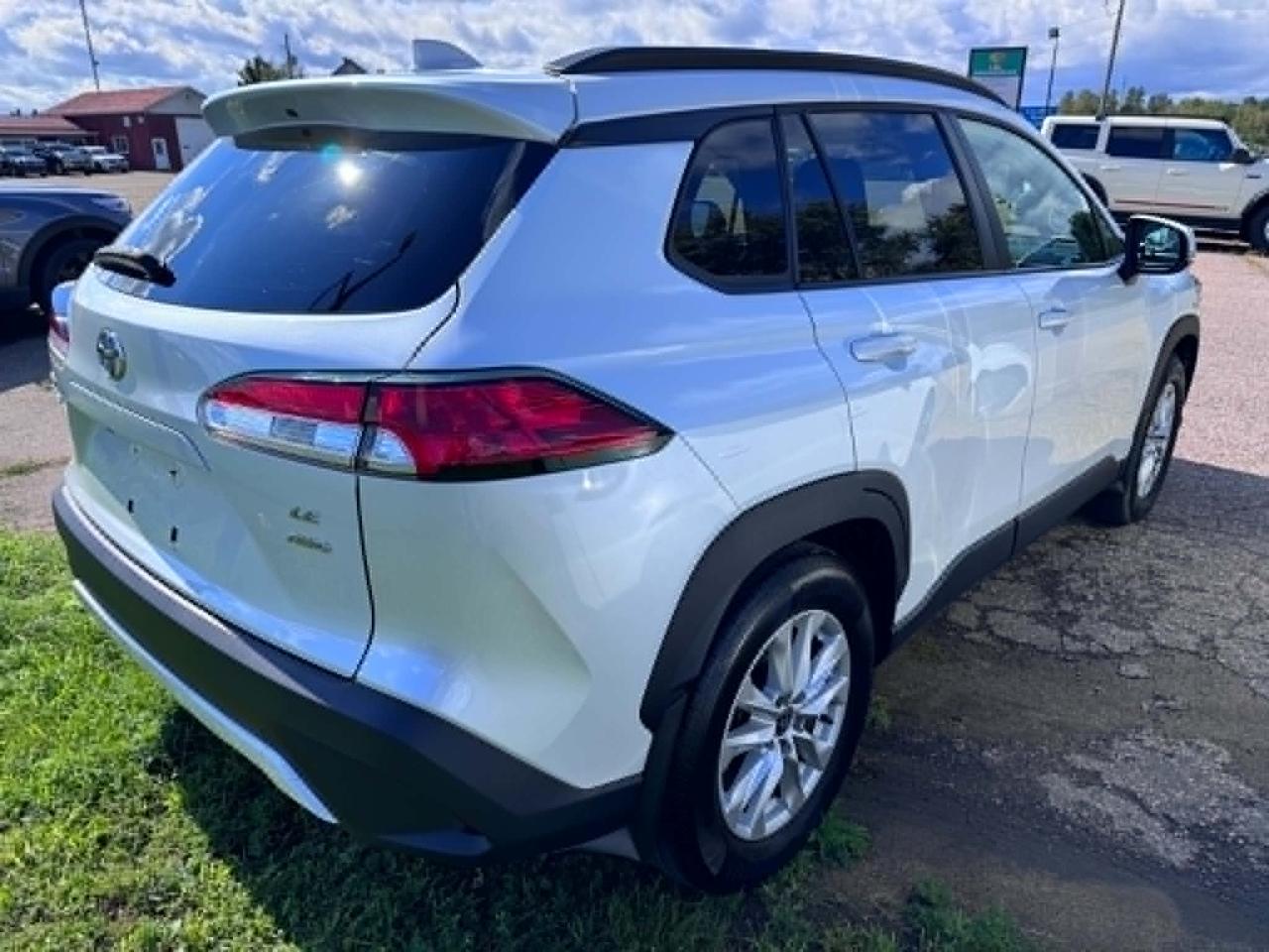 2022 Toyota Corolla Cross LE Photo3