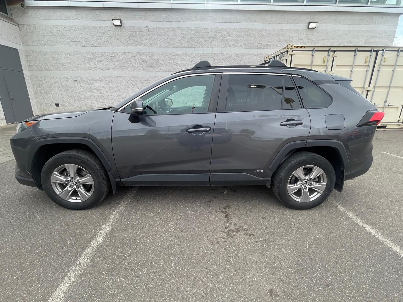 2022 Toyota RAV4 Hybrid LE Photo4