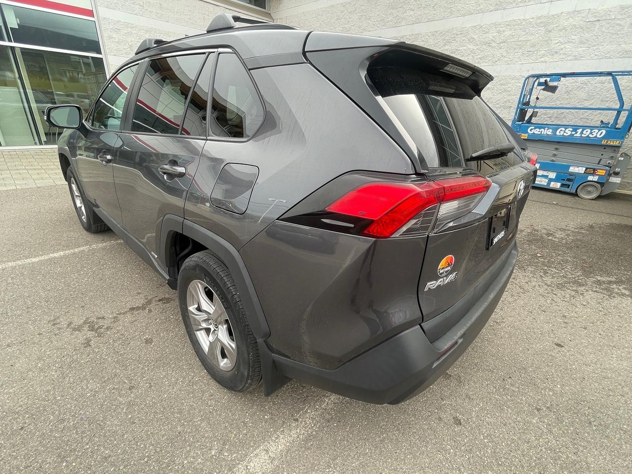 2022 Toyota RAV4 Hybrid LE Photo2