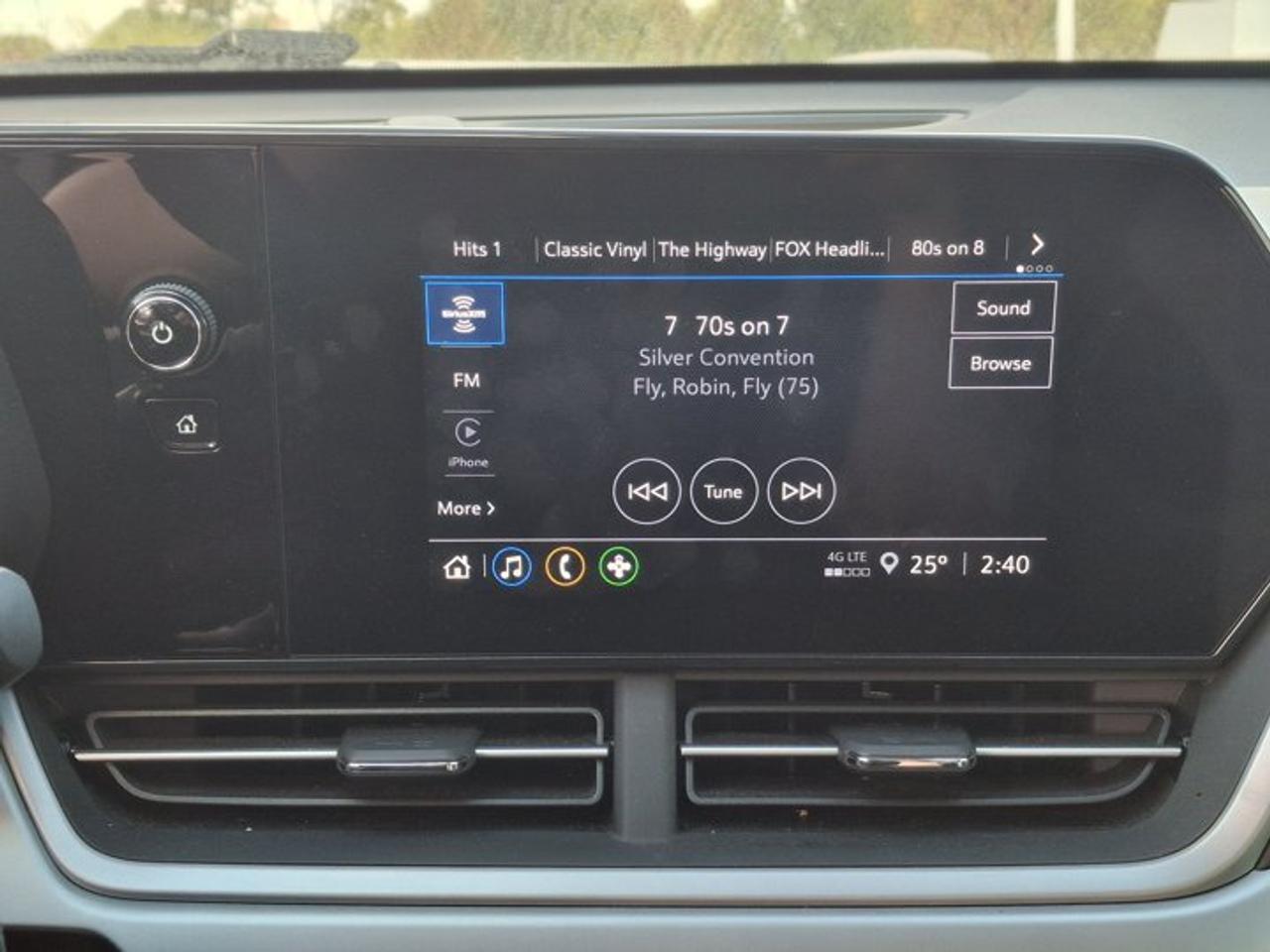2024 Chevrolet Trax 1RS | Heated Seats + Steering | Wireless CarPlay + Android | Remote Start | FCA | Rear Cam & More ! Photo