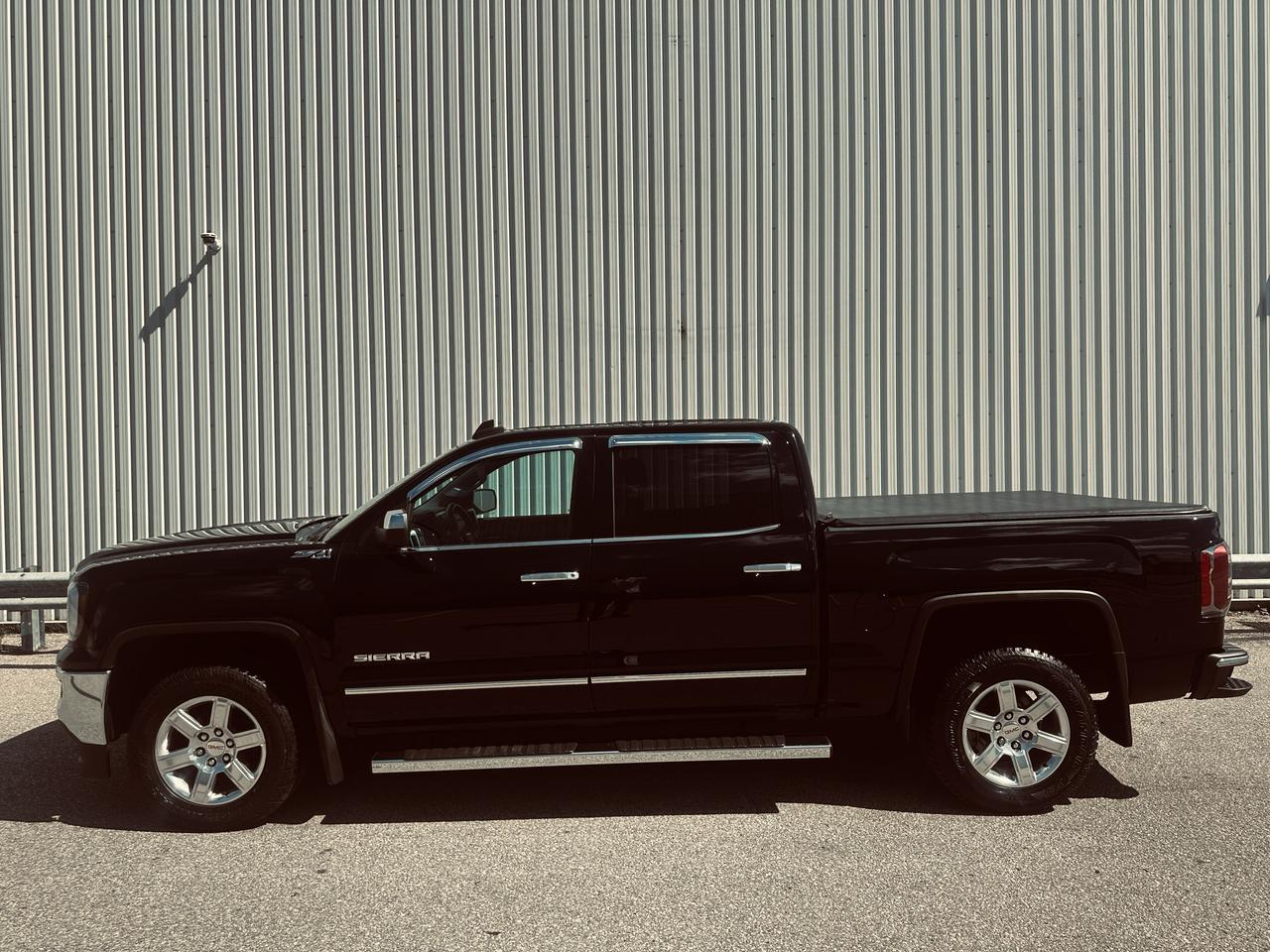 2018 GMC Sierra 1500 4WD Crew Cab SLT Z 71 Fully Equipped -Triple Black Photo