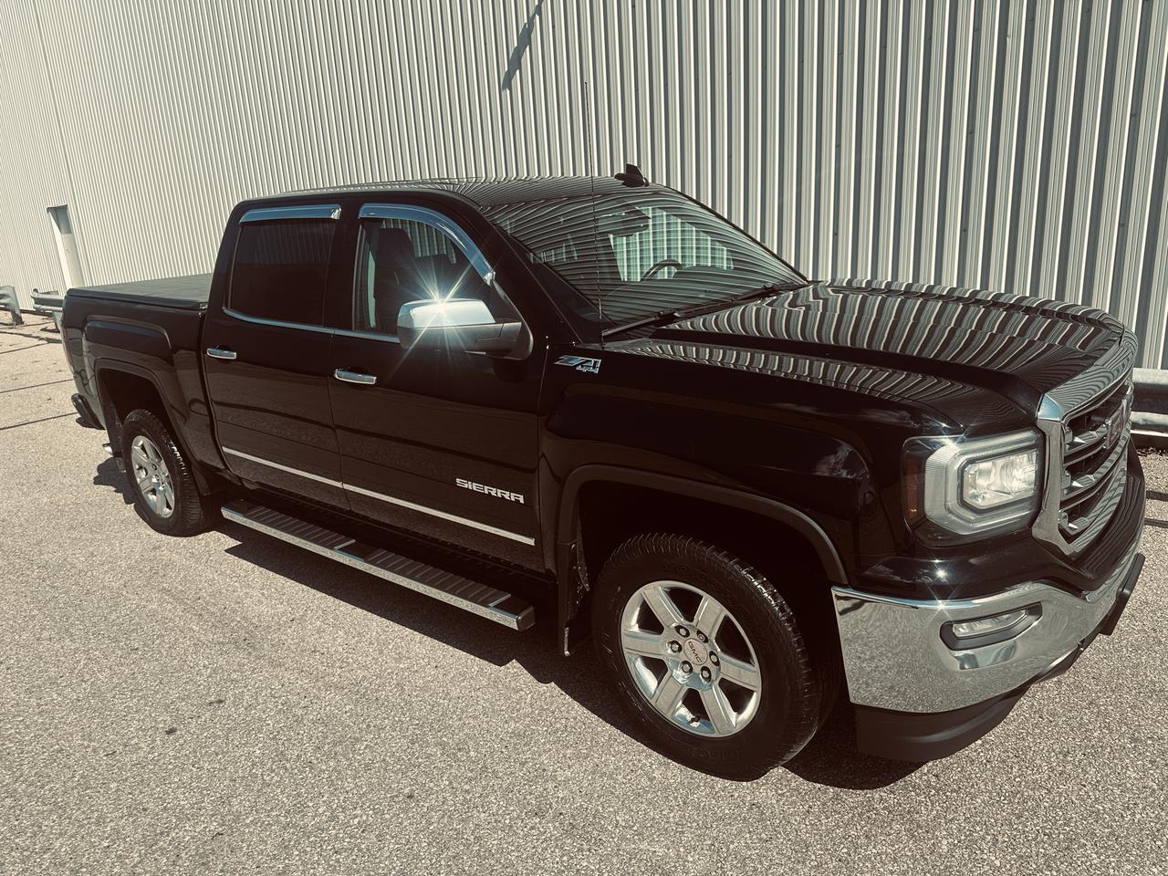 2018 GMC Sierra 1500 4WD Crew Cab SLT Z 71 Fully Equipped -Triple Black Photo