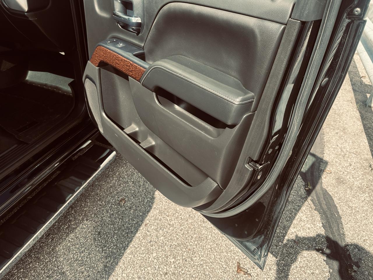 2018 GMC Sierra 1500 4WD Crew Cab SLT Z 71 Fully Equipped -Triple Black Photo