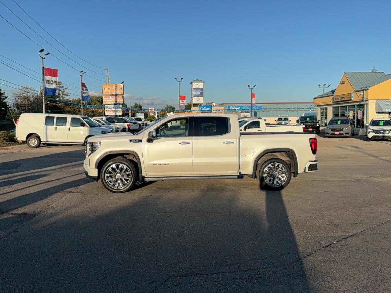 2023 GMC Sierra 1500 Denali 4WD CrewCab 5.3L8cyl 5'10"Box Roof Leather Photo4