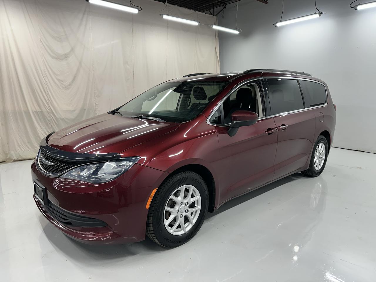 2017 Chrysler Pacifica Touring Photo1