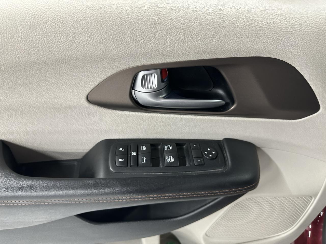 2017 Chrysler Pacifica Touring Photo15