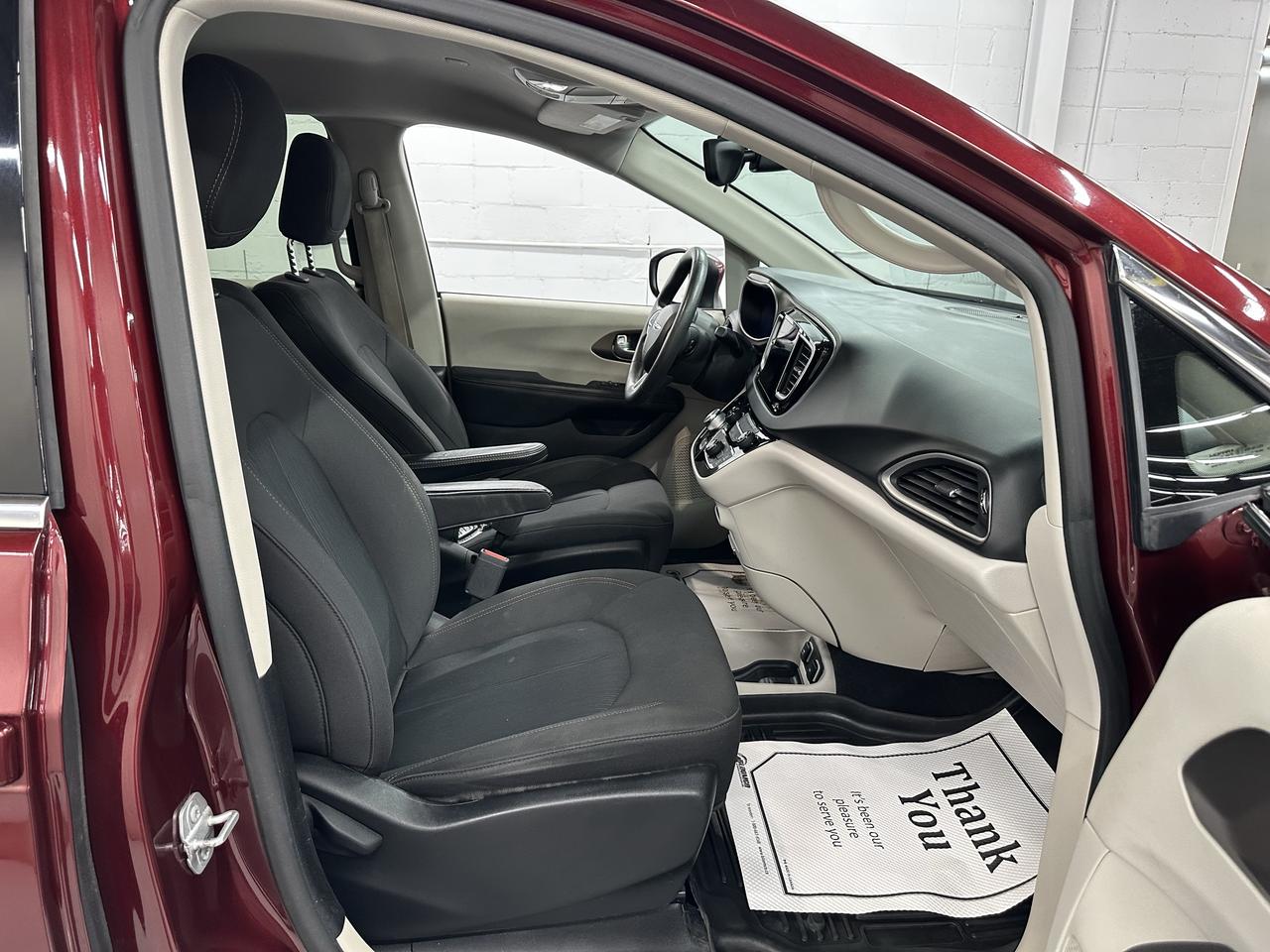 2017 Chrysler Pacifica Touring Photo4