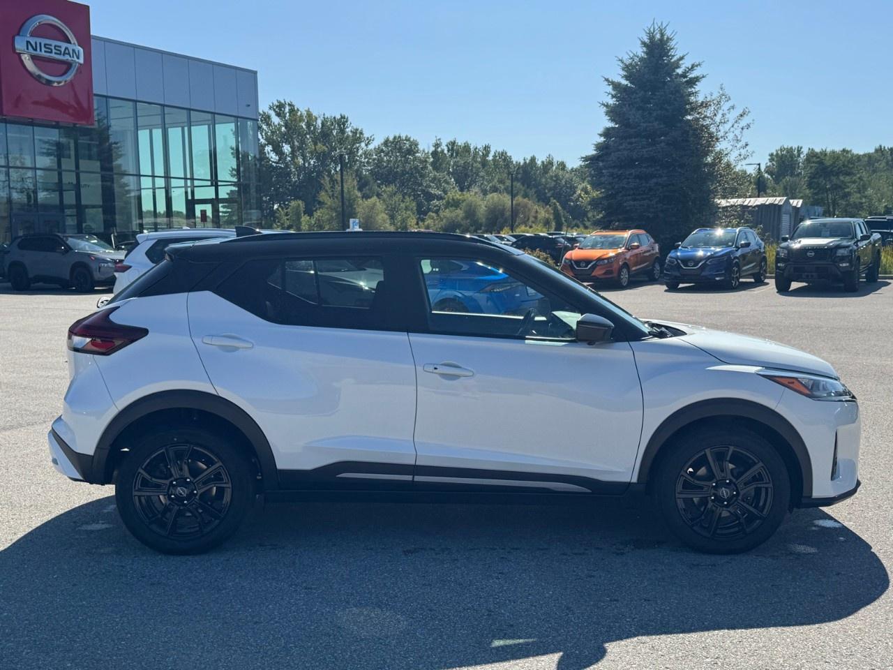 2023 Nissan Kicks SR FWD Photo1
