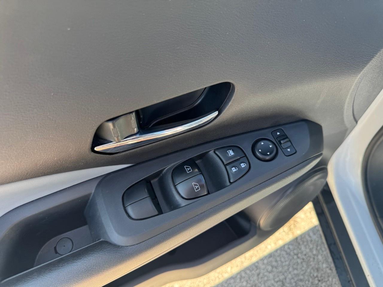 2023 Nissan Kicks SR FWD Photo