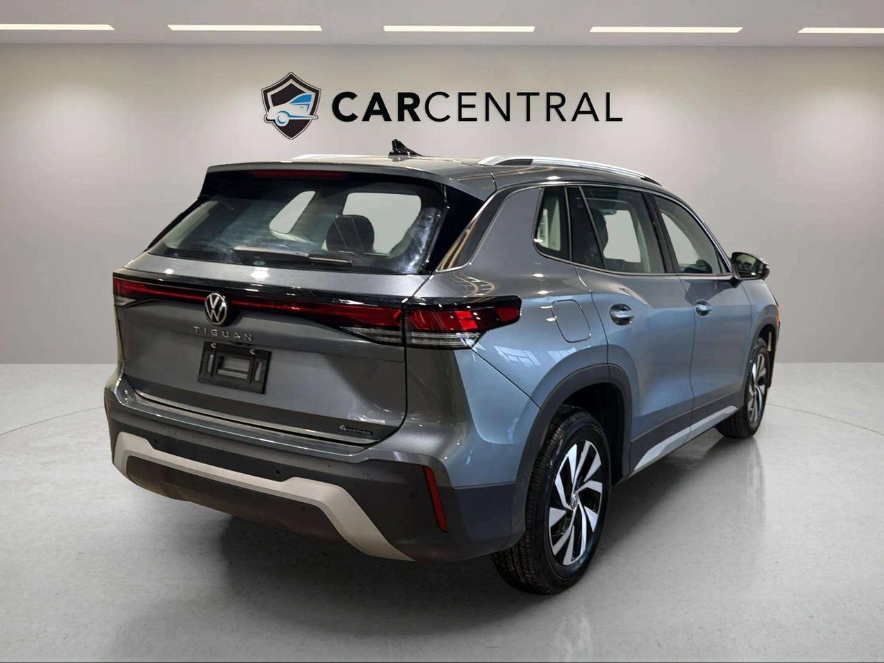 2025 Volkswagen Tiguan TRENDLINE | CLEAN CARFAX | 1 OWNER | HTD SEATS Photo