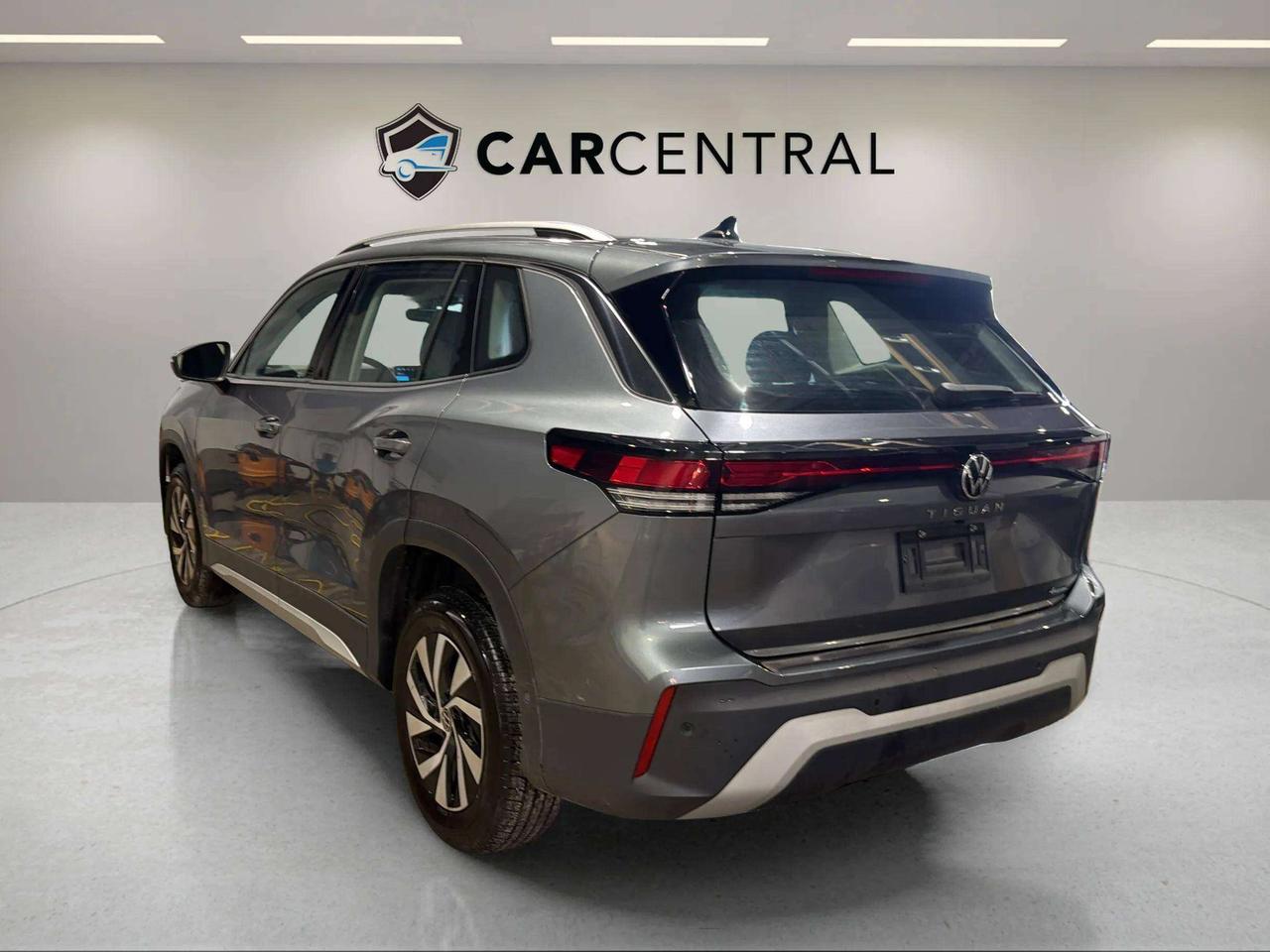 2025 Volkswagen Tiguan TRENDLINE | CLEAN CARFAX | 1 OWNER | HTD SEATS Photo