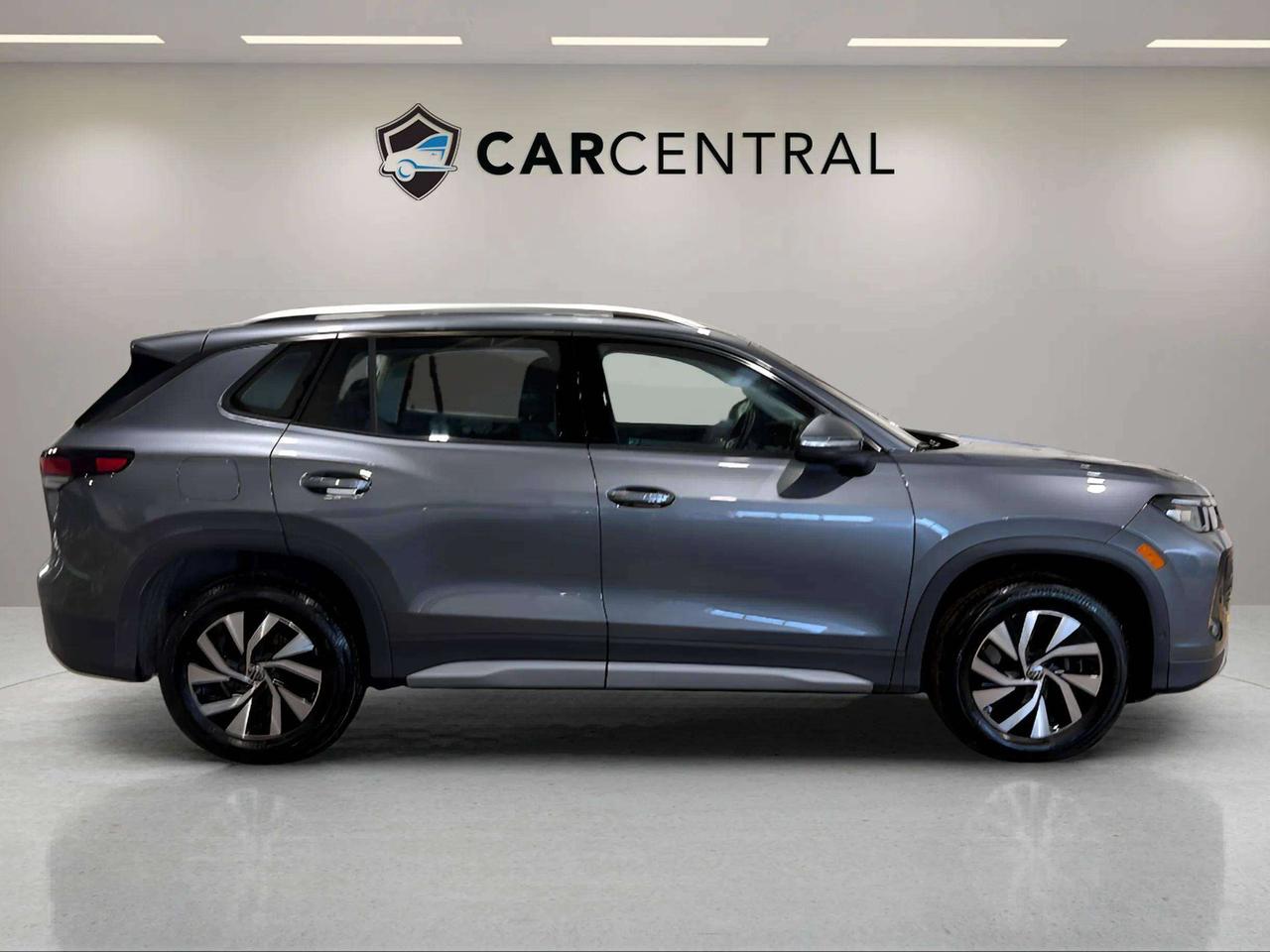 2025 Volkswagen Tiguan TRENDLINE | CLEAN CARFAX | 1 OWNER | HTD SEATS Photo