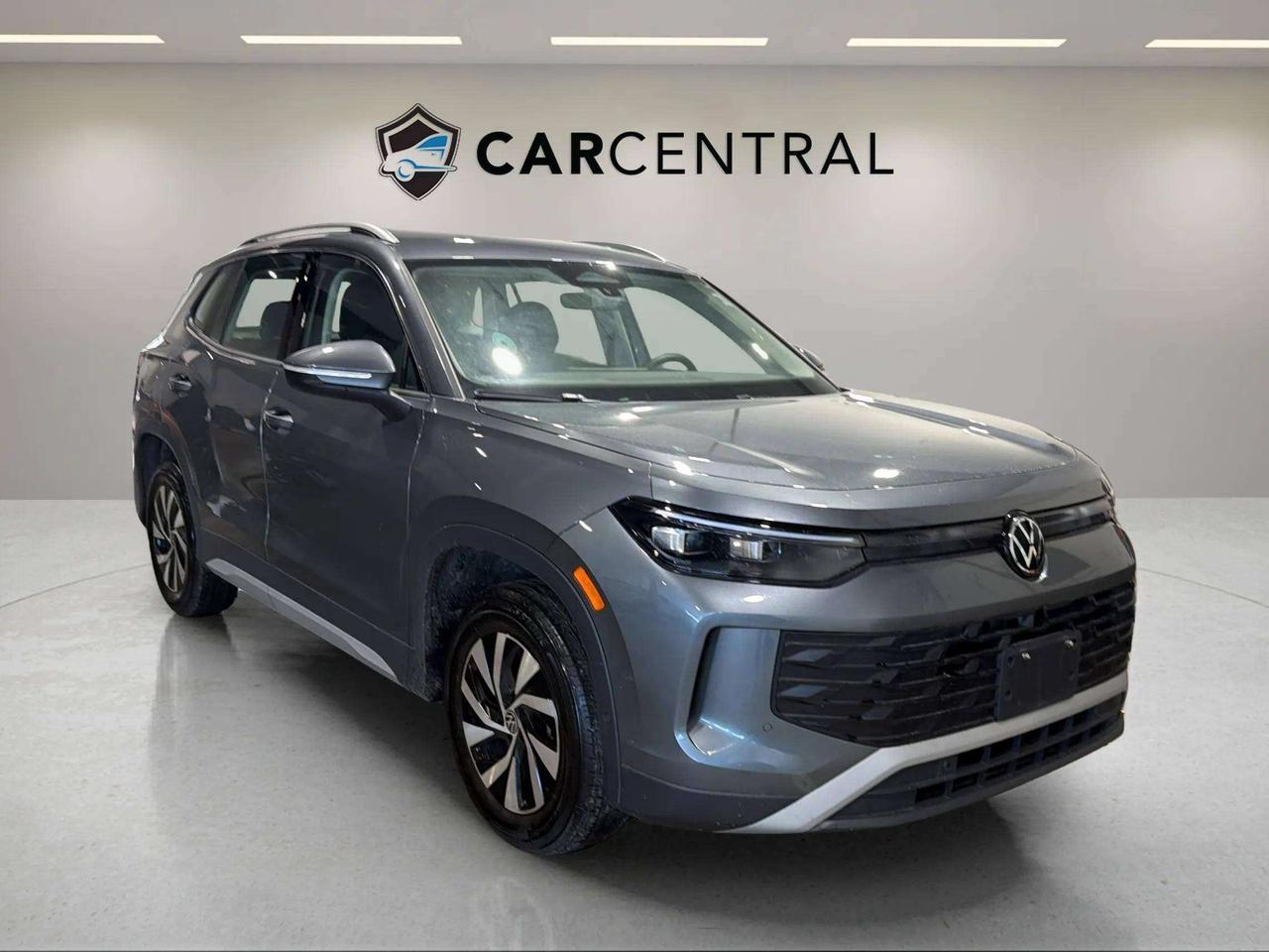 2025 Volkswagen Tiguan TRENDLINE | CLEAN CARFAX | 1 OWNER | HTD SEATS Photo