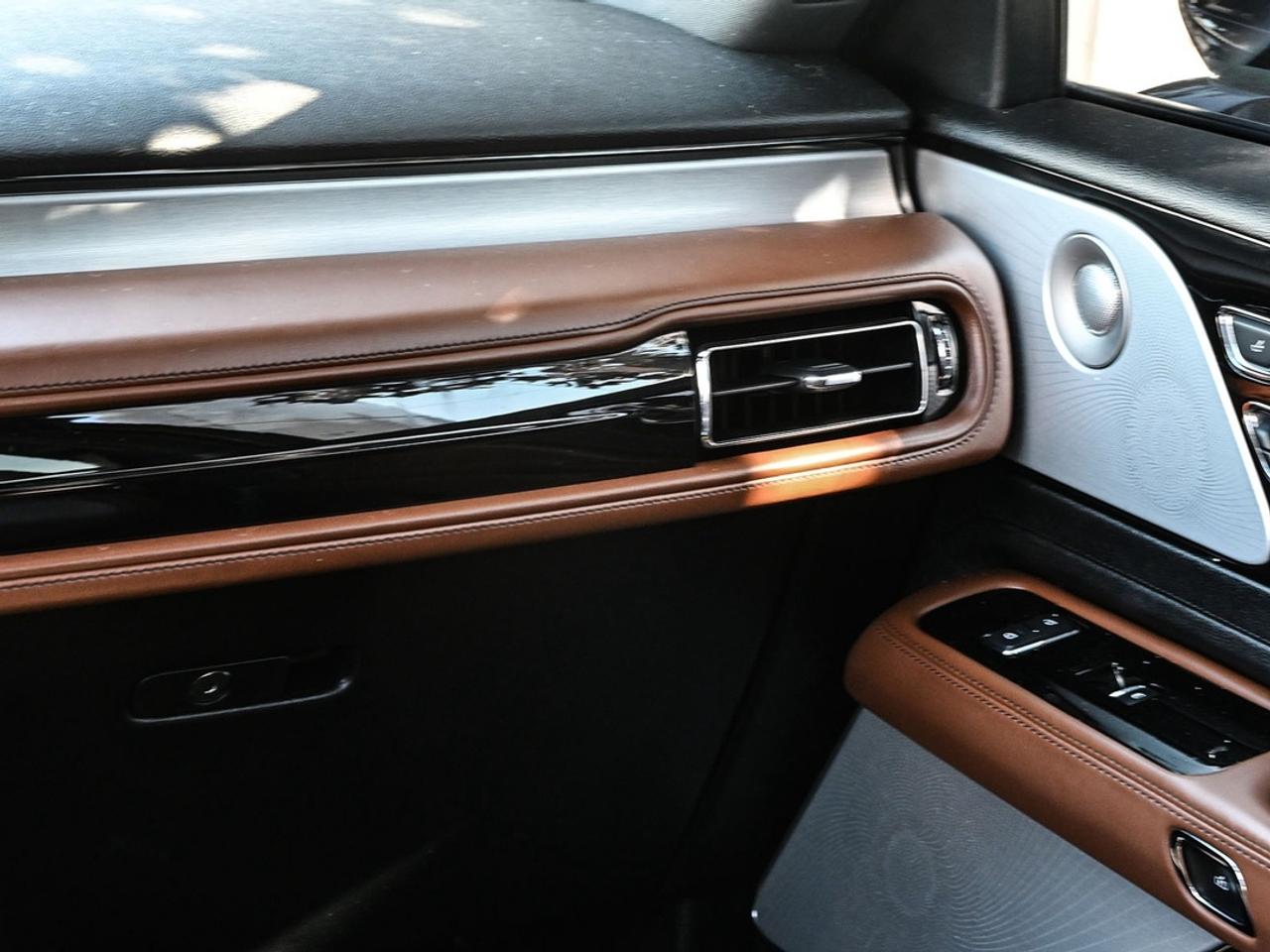 2021 Lincoln Aviator Reserve Photo3