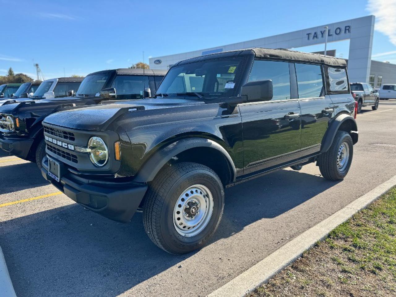 2025 Ford Bronco Base Photo