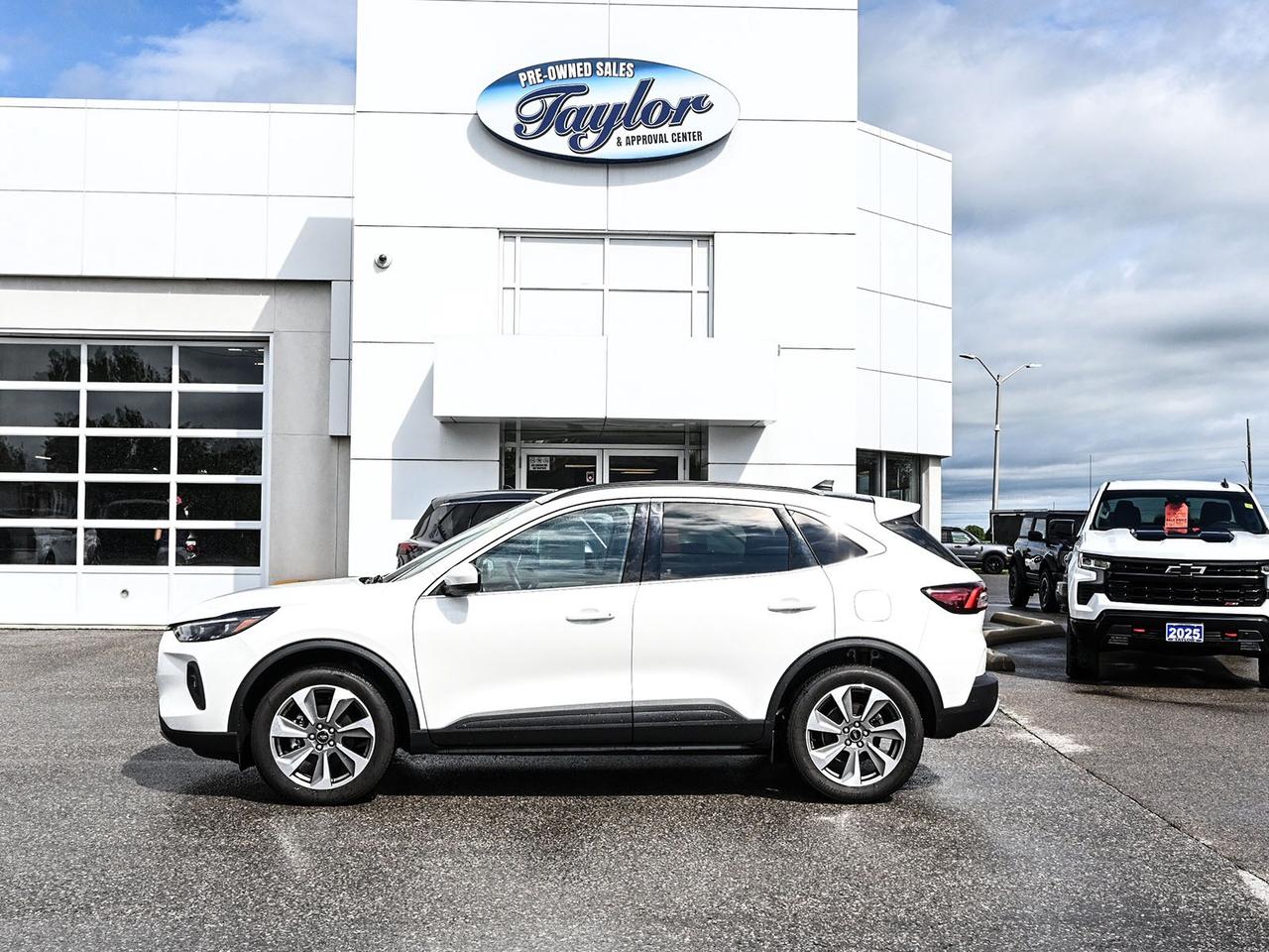 2025 Ford Escape Platinum Photo4