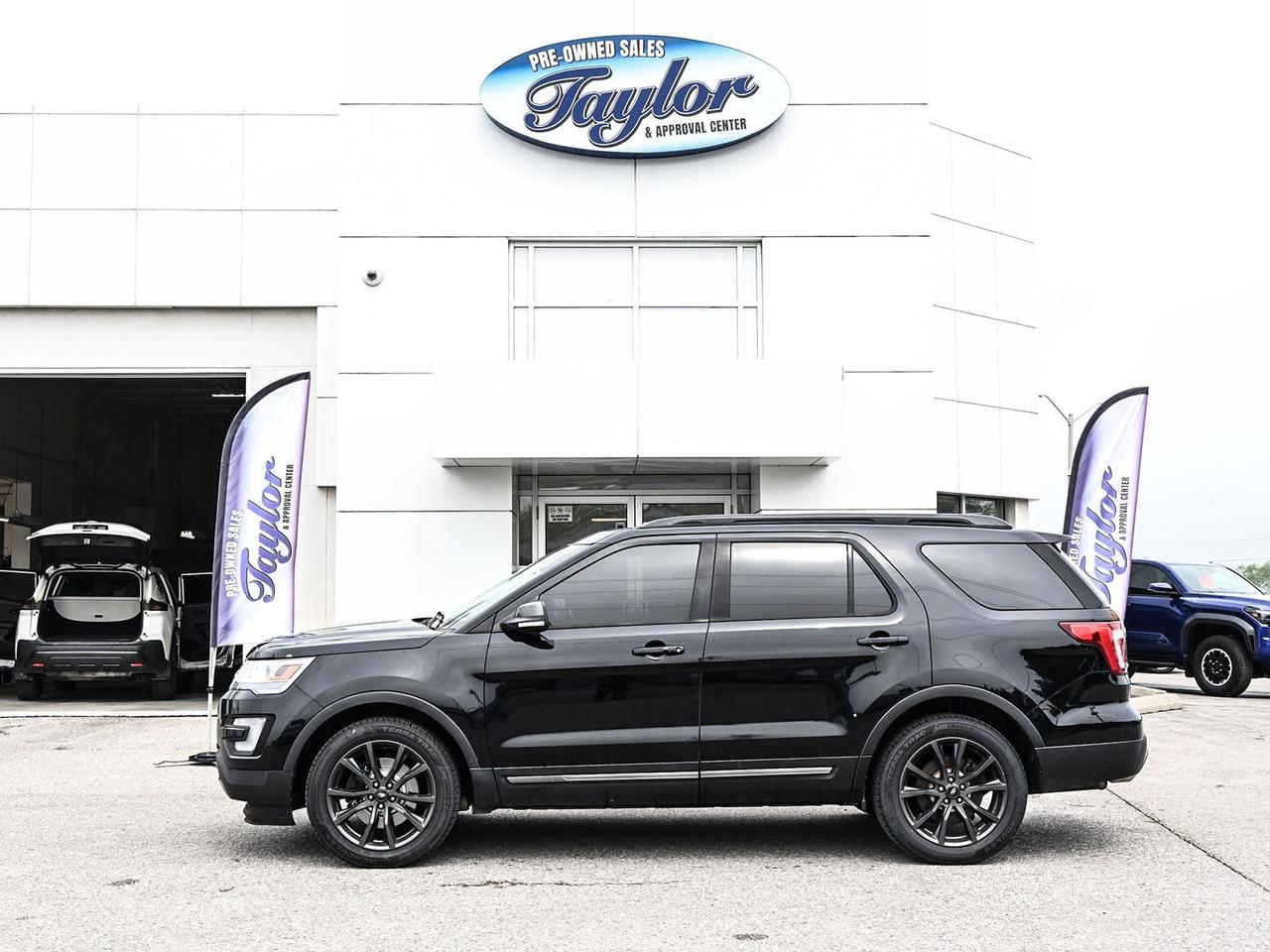 2017 Ford Explorer XLT Photo3
