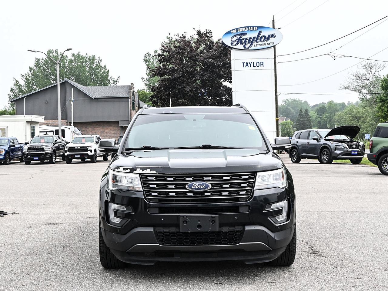2017 Ford Explorer XLT Photo2