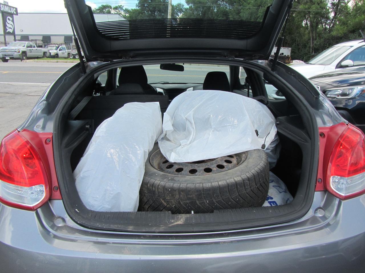 2015 Hyundai Veloster 3DR CPE AUTO SE Photo