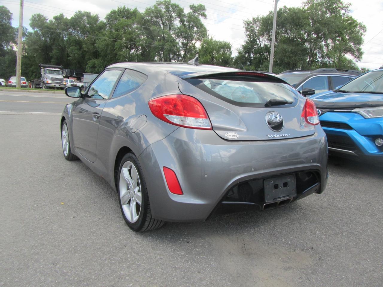 2015 Hyundai Veloster 3DR CPE AUTO SE Photo2