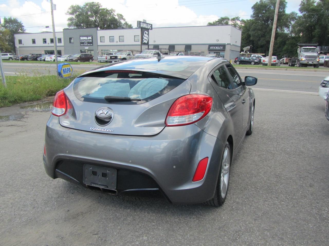 2015 Hyundai Veloster 3DR CPE AUTO SE Photo
