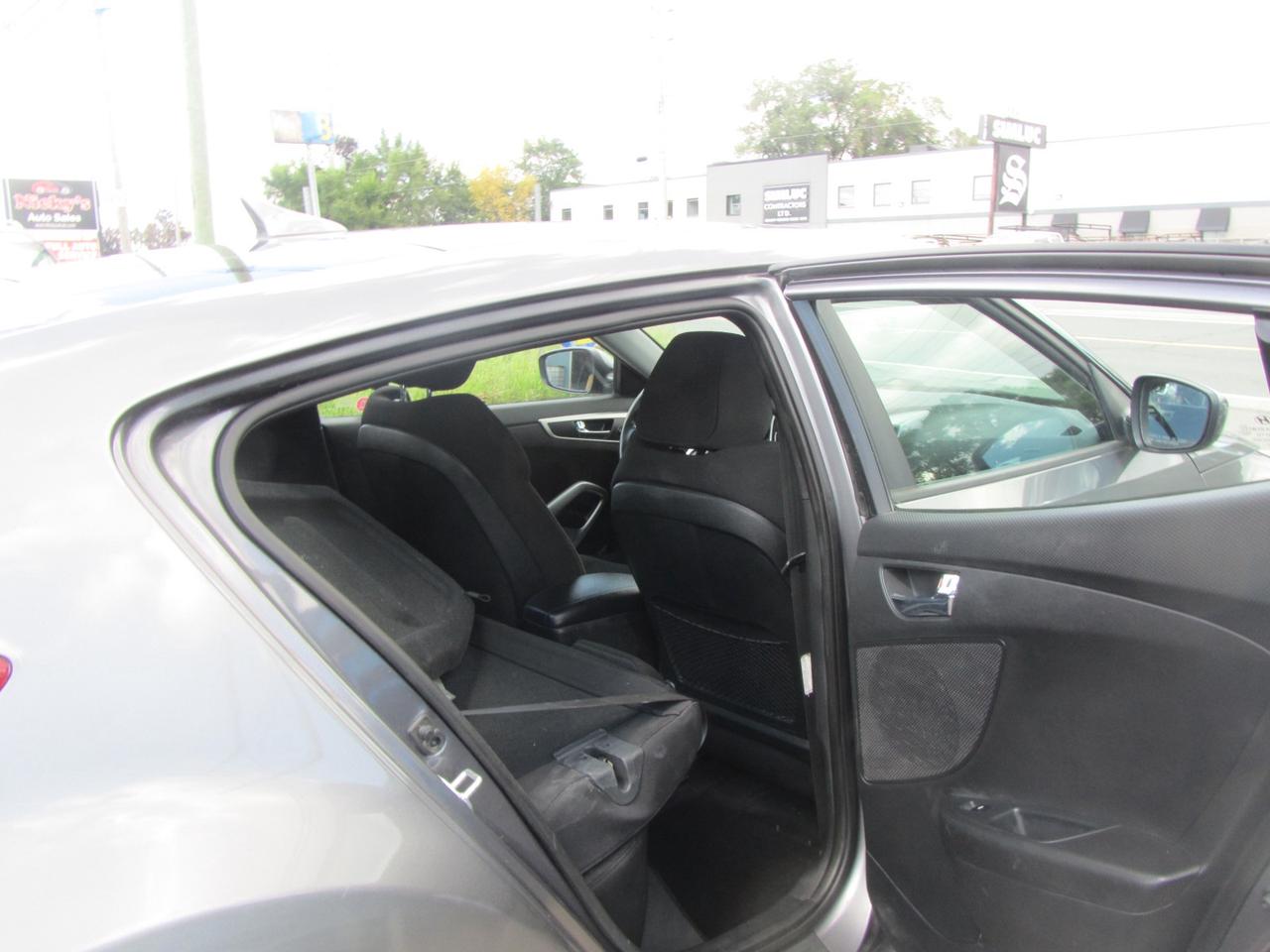 2015 Hyundai Veloster 3DR CPE AUTO SE Photo