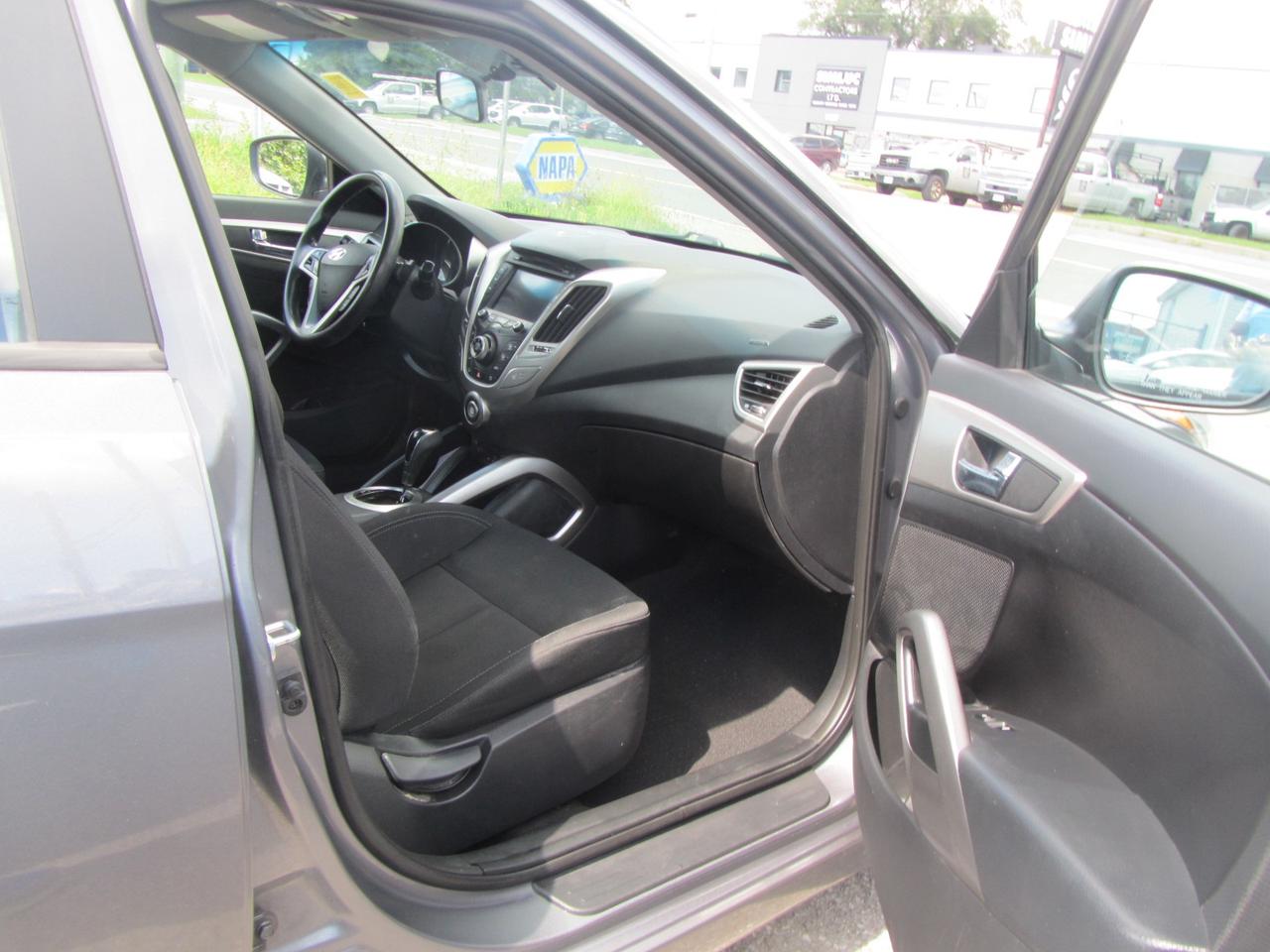 2015 Hyundai Veloster 3DR CPE AUTO SE Photo