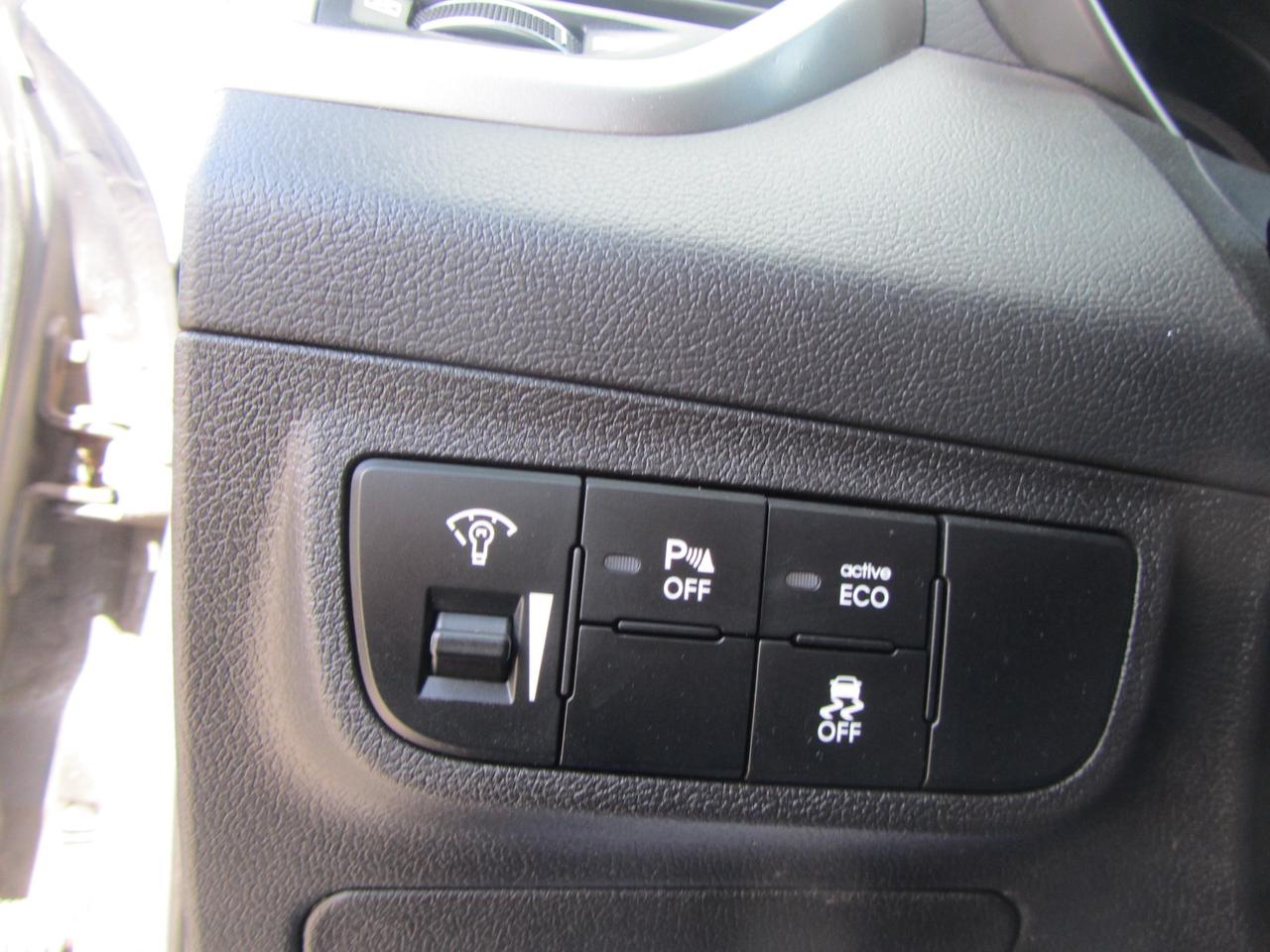 2015 Hyundai Veloster 3DR CPE AUTO SE Photo