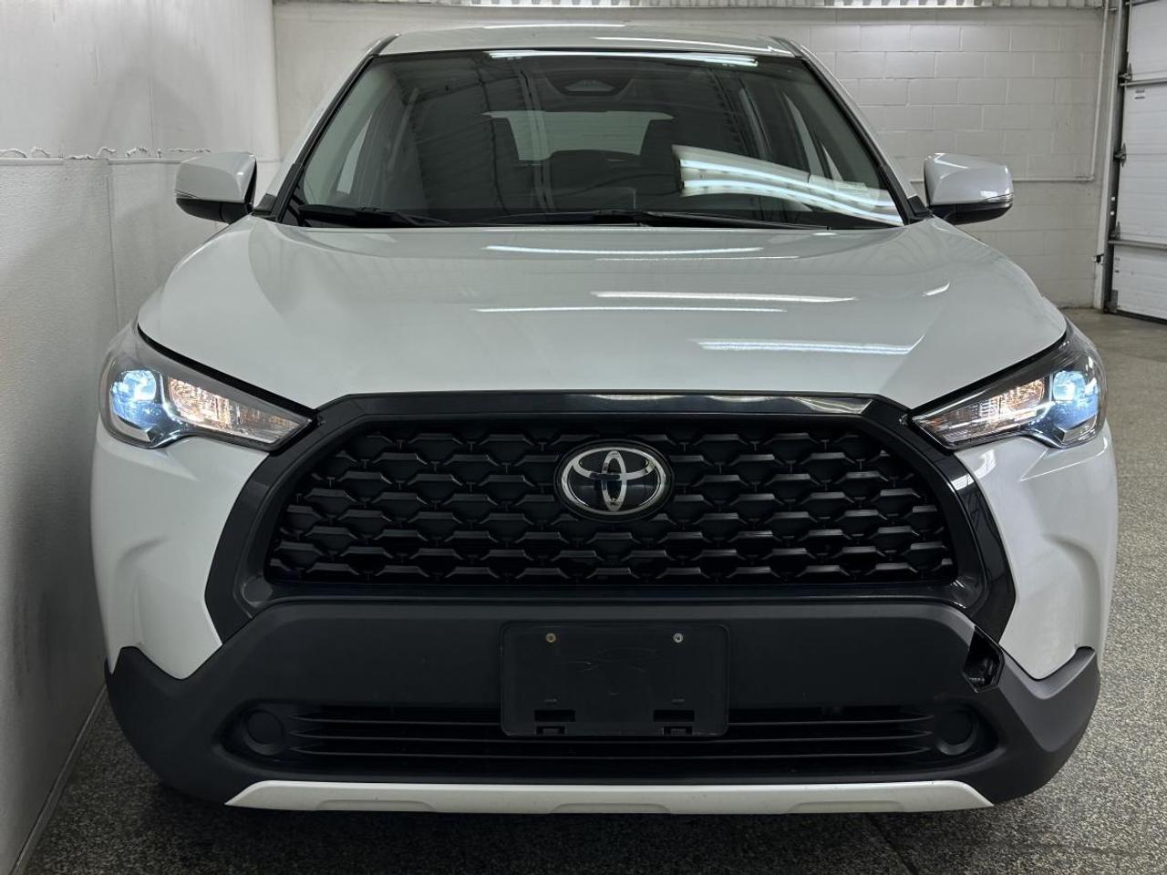 2024 Toyota Corolla Cross LE/AWD/29000KM/HEATED SEATS/AUTO HIGH BEAMS/MORE! Photo5