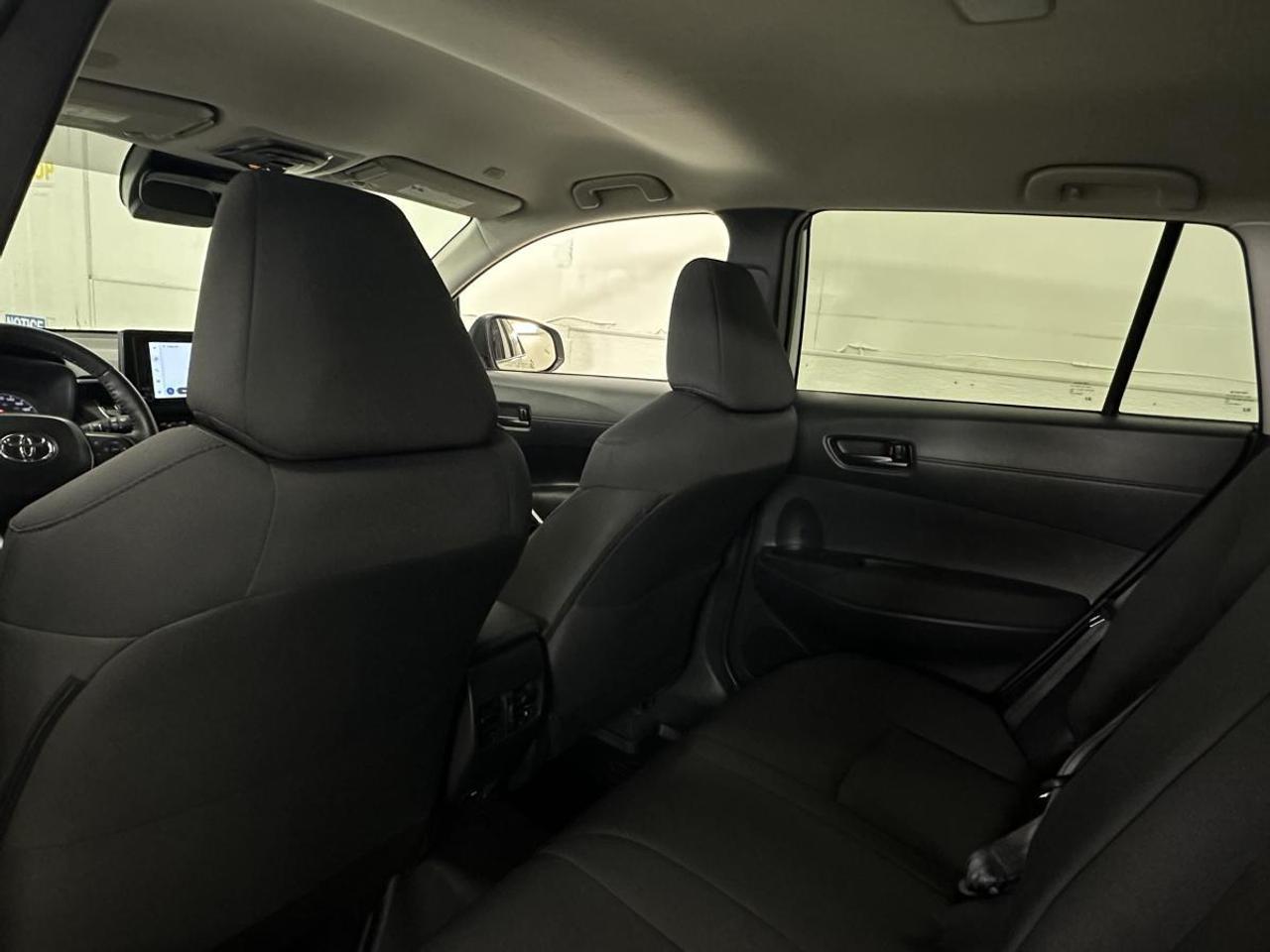 2024 Toyota Corolla Cross LE/AWD/29000KM/HEATED SEATS/AUTO HIGH BEAMS/MORE! Photo