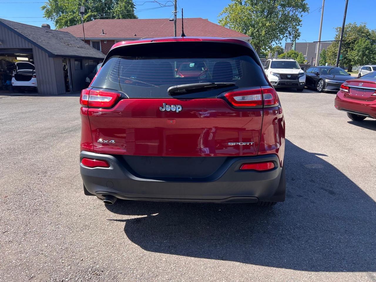 2015 Jeep Cherokee Sport Photo