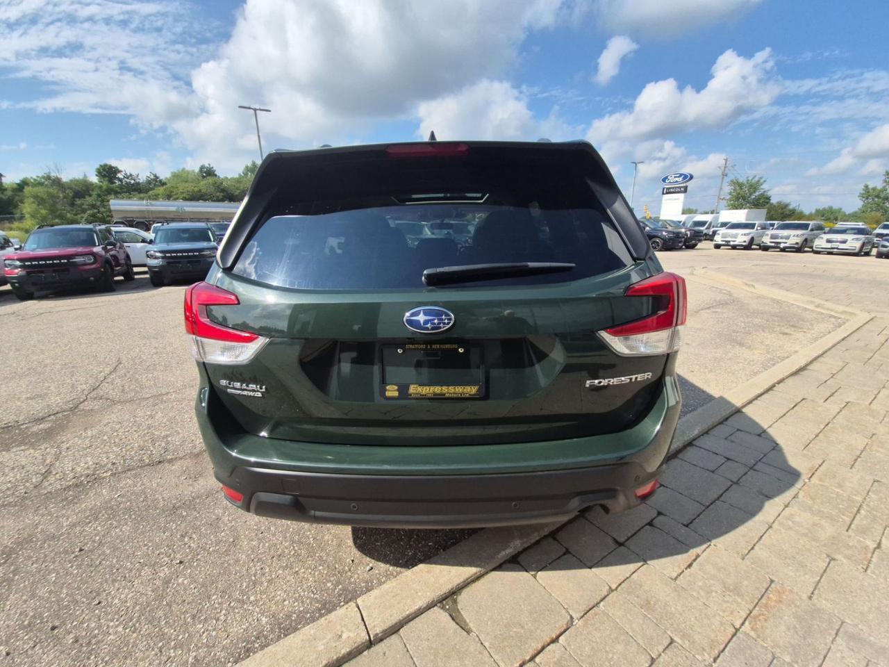 2024 Subaru Forester LOW KM'S! LOCAL TRADE! TOURING, MOONROOF! Photo4