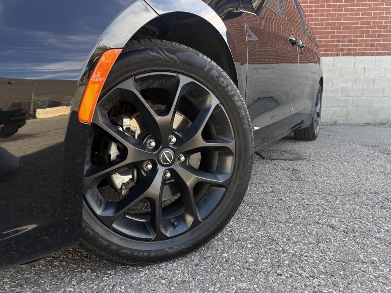 2025 Chrysler Pacifica Limited S| Panaroof| Leather| Stow n Go| Photo
