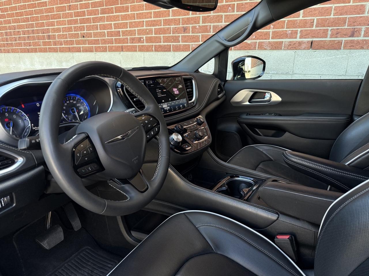 2025 Chrysler Pacifica Limited S| Panaroof| Leather| Stow n Go| Photo