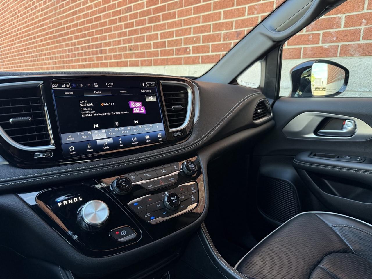 2025 Chrysler Pacifica Limited S| Panaroof| Leather| Stow n Go| Photo