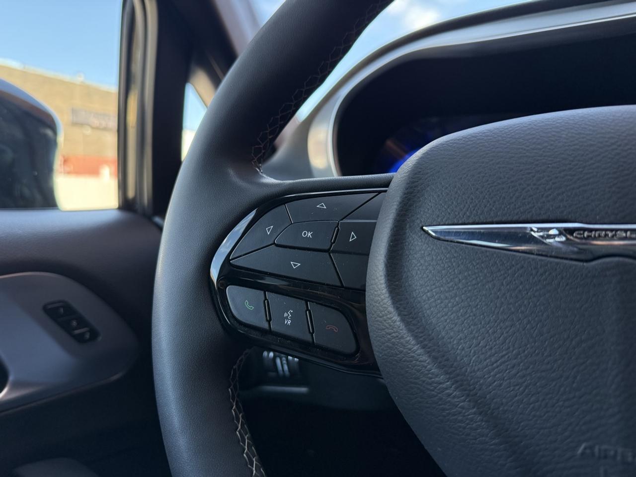 2025 Chrysler Pacifica Limited S| Panaroof| Leather| Stow n Go| Photo