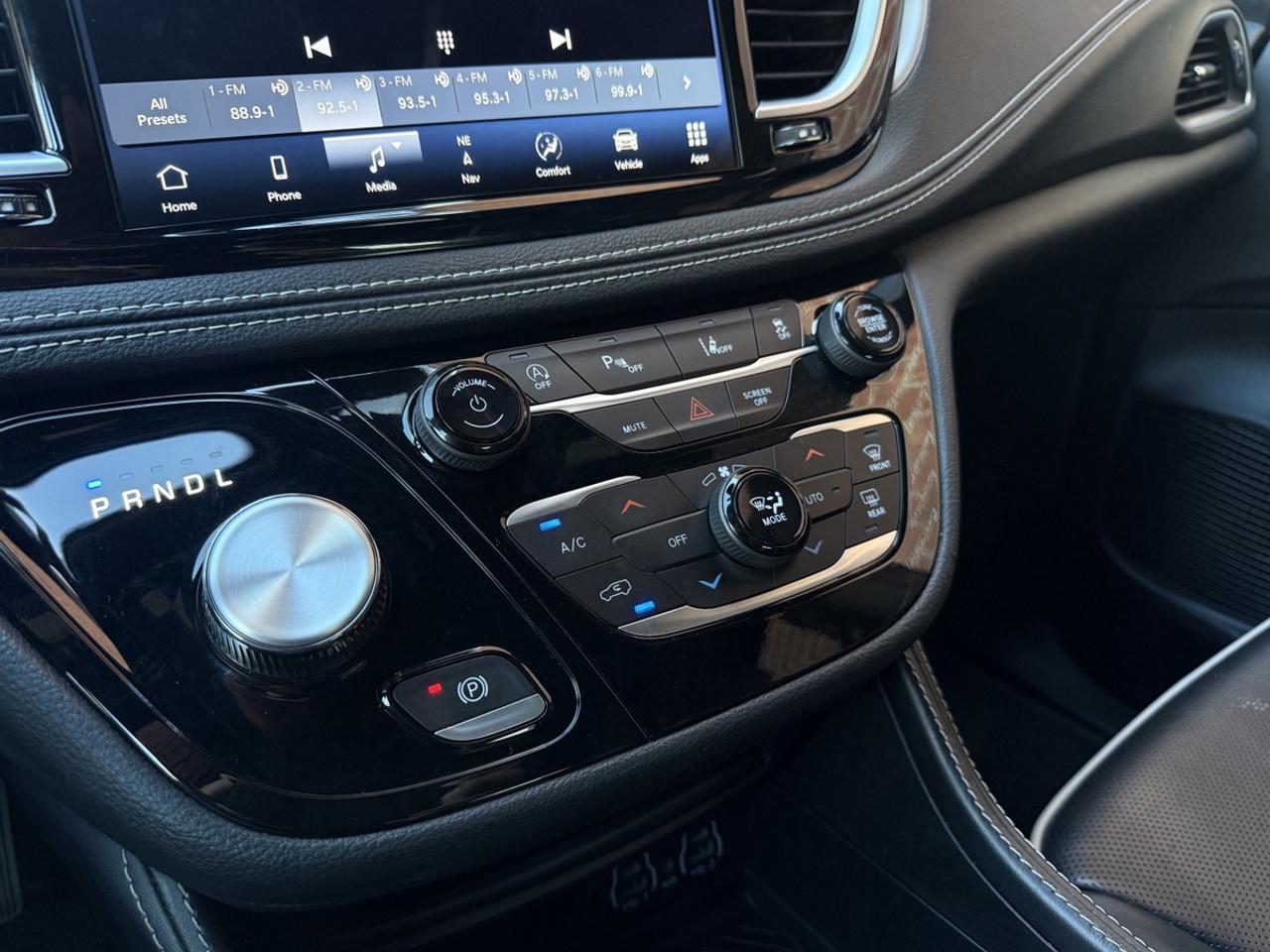 2025 Chrysler Pacifica Limited S| Panaroof| Leather| Stow n Go| Photo