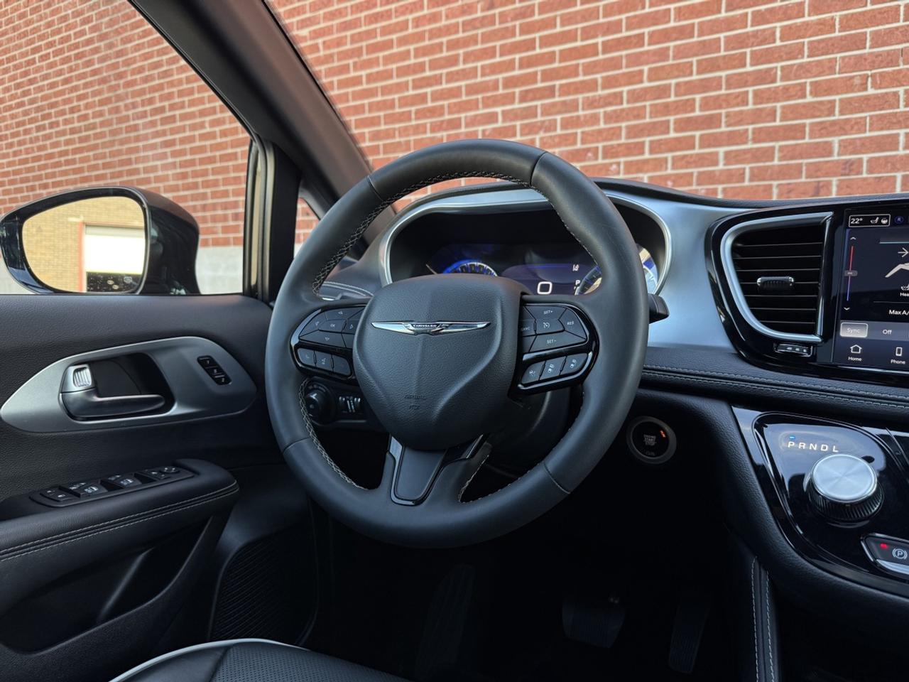 2025 Chrysler Pacifica Limited S| Panaroof| Leather| Stow n Go| Photo