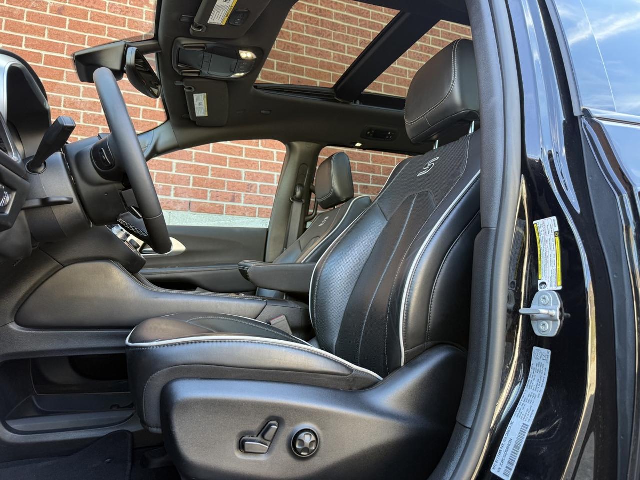 2025 Chrysler Pacifica Limited S| Panaroof| Leather| Stow n Go| Photo
