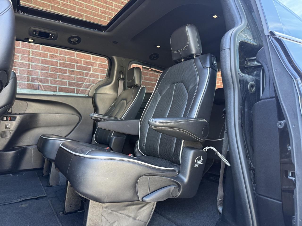 2025 Chrysler Pacifica Limited S| Panaroof| Leather| Stow n Go| Photo