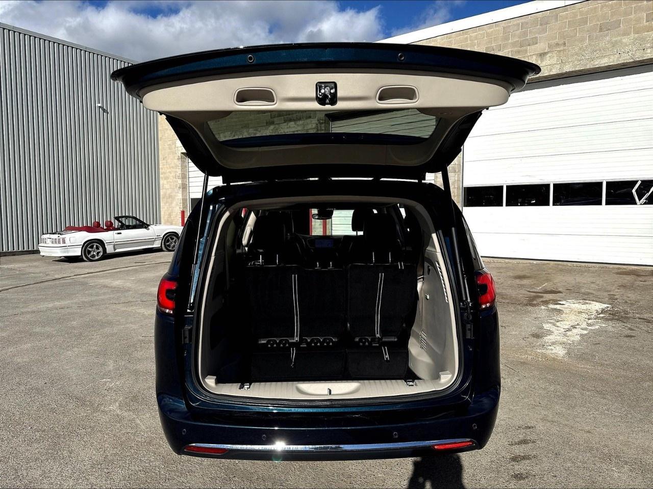 2024 Chrysler Pacifica TOURING-L FWD Photo