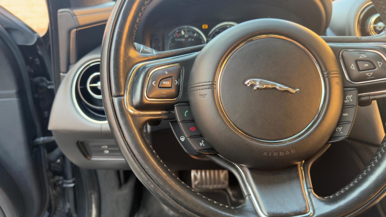 2015 Jaguar XJ Premium Photo