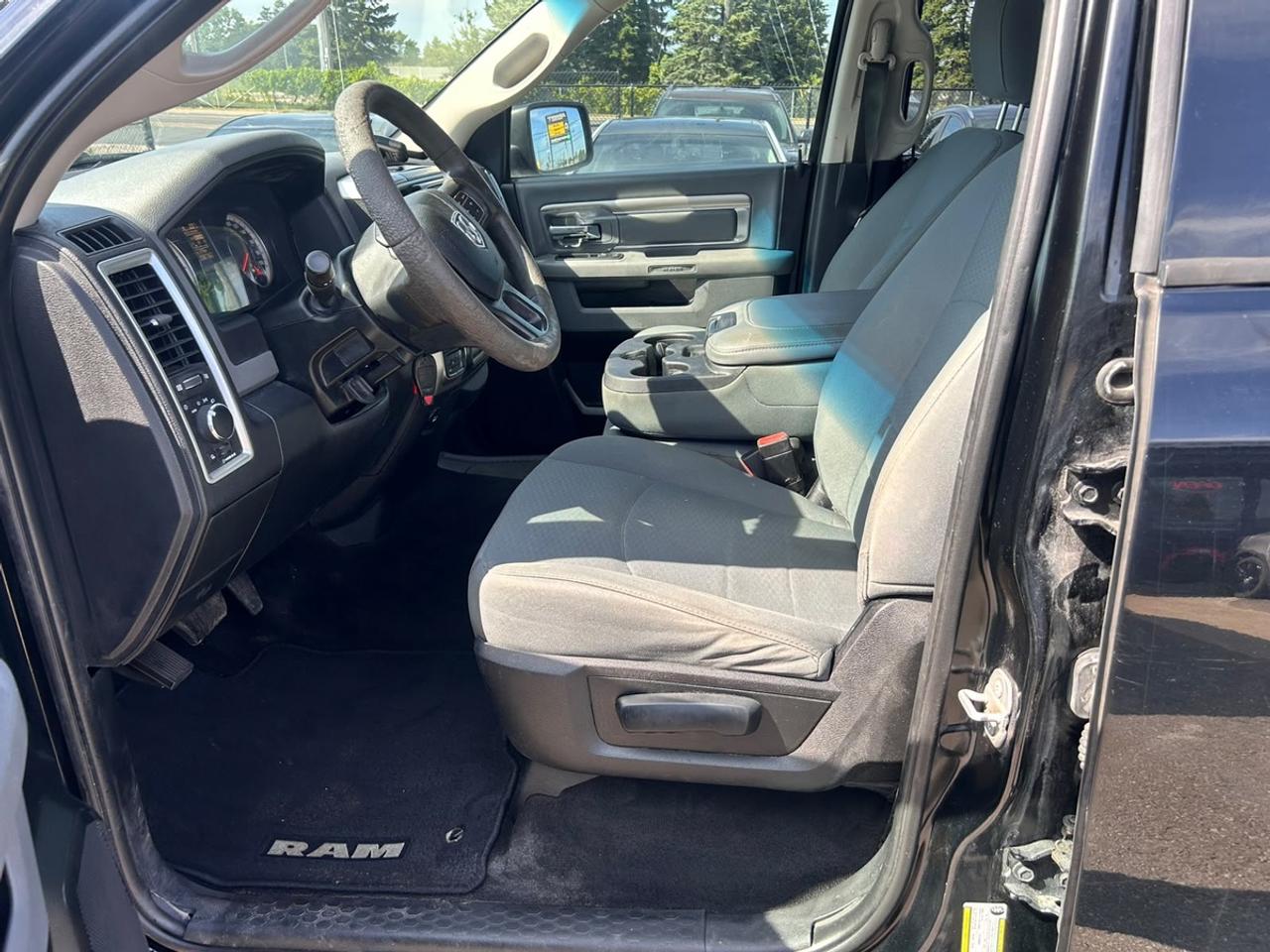 2017 RAM 1500 Big Horn Photo4