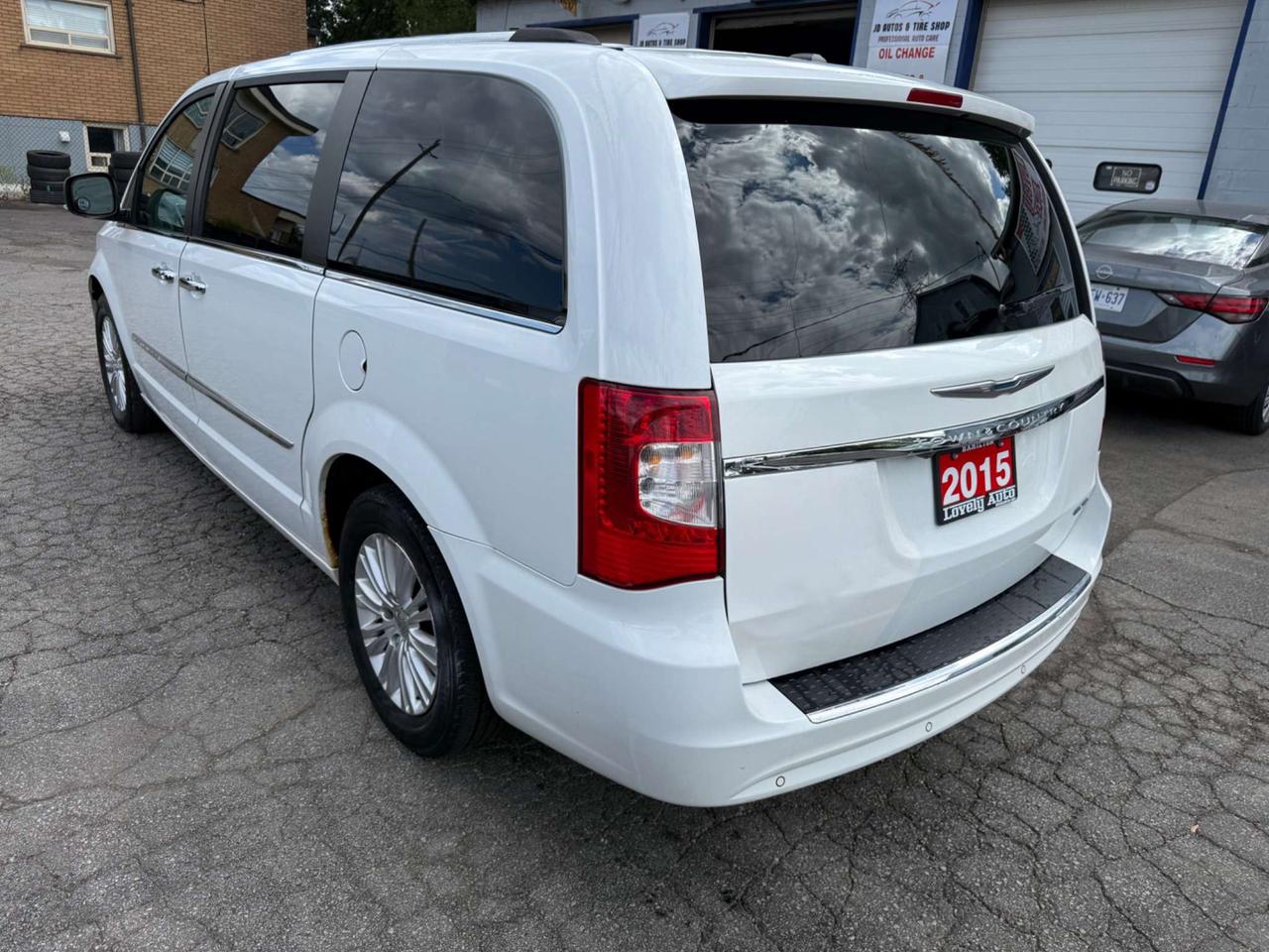 2015 Chrysler Town & Country Limited Platinum *CERTIFIED* Photo2