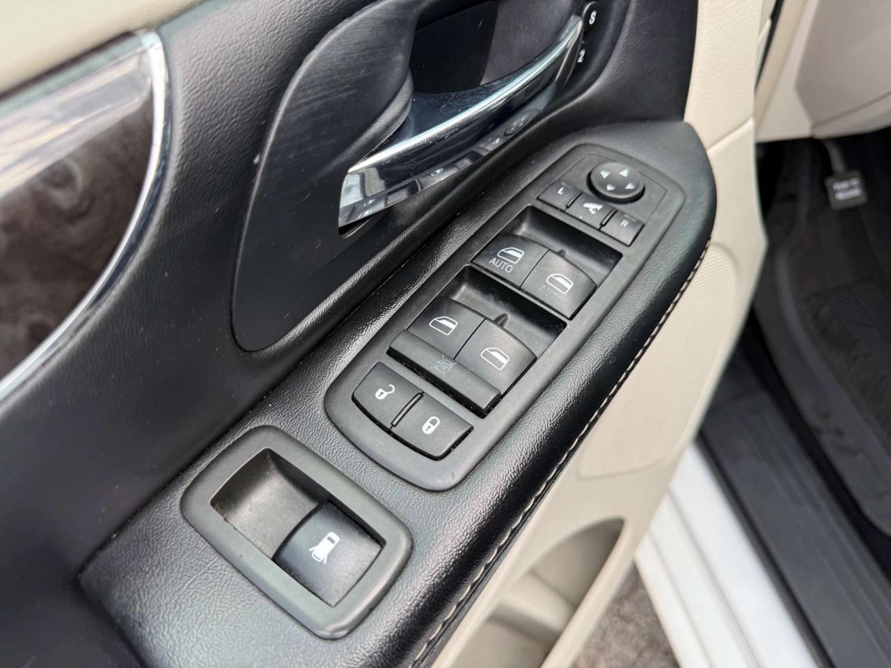 2015 Chrysler Town & Country Limited Platinum *CERTIFIED* Photo