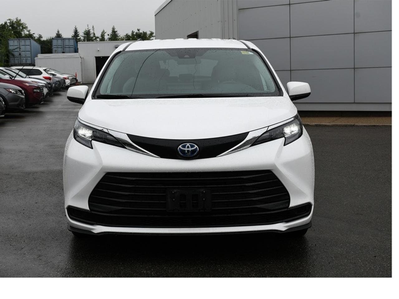 2025 Toyota Sienna LE 8-Passenger   Adaptive Cruise   Rear Cam   CarPlay   Android Auto Photo
